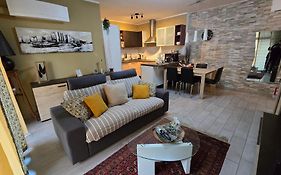 Varese Prime - Large Independent Apartment, Air Conditioning, 2 Bathrooms, 2 Free Covered Parking Spaces, No Restricted Traffic Zone, Train Station 100M, Theatre 150M, Historic City Centre