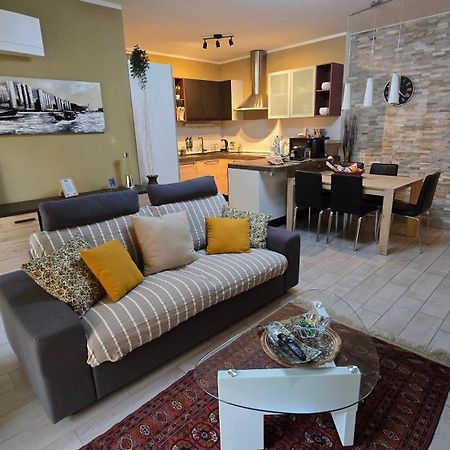 Varese Prime - Large Independent Apartment, Air Conditioning, 2 Bathrooms, 2 Free Covered Parking Spaces, No Restricted Traffic Zone, Train Station 100M, Theatre 150M, Historic City Centre Exterior foto
