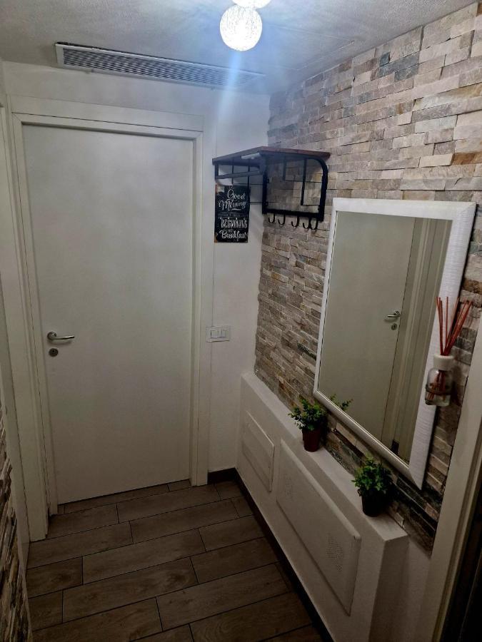 Varese Prime - Large Independent Apartment, Air Conditioning, 2 Bathrooms, 2 Free Covered Parking Spaces, No Restricted Traffic Zone, Train Station 100M, Theatre 150M, Historic City Centre Exterior foto