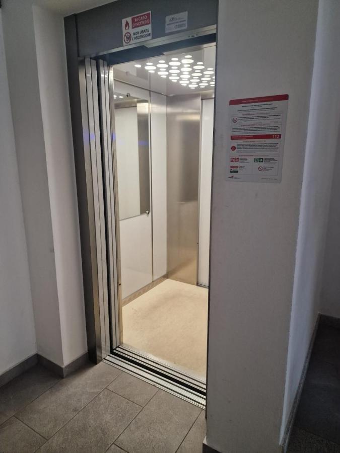 Varese Prime - Large Independent Apartment, Air Conditioning, 2 Bathrooms, 2 Free Covered Parking Spaces, No Restricted Traffic Zone, Train Station 100M, Theatre 150M, Historic City Centre Exterior foto