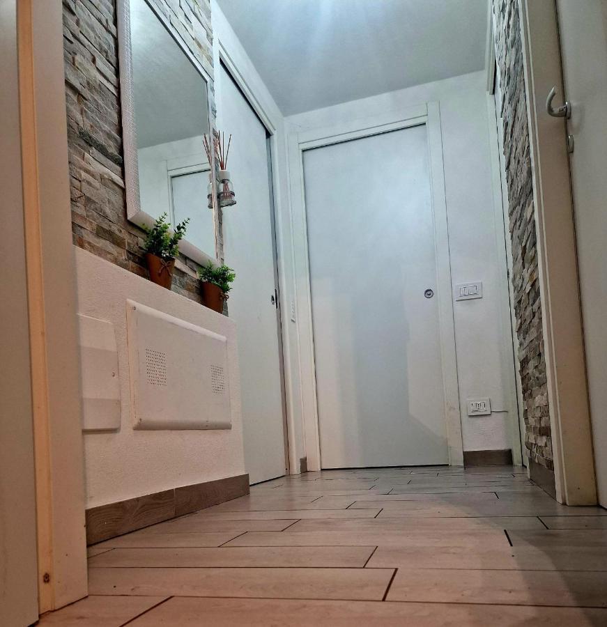 Varese Prime - Large Independent Apartment, Air Conditioning, 2 Bathrooms, 2 Free Covered Parking Spaces, No Restricted Traffic Zone, Train Station 100M, Theatre 150M, Historic City Centre Exterior foto