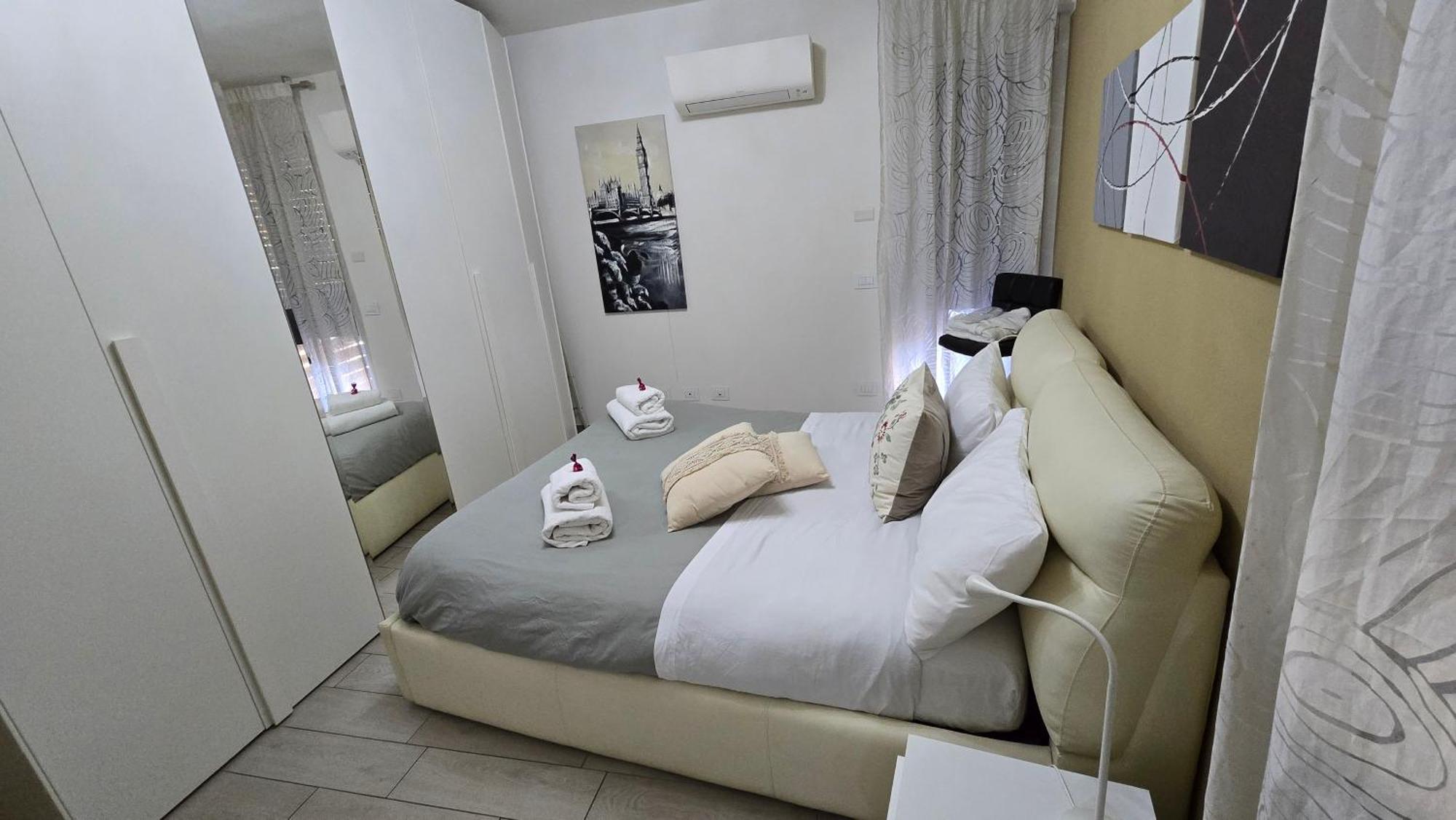 Varese Prime - Large Independent Apartment, Air Conditioning, 2 Bathrooms, 2 Free Covered Parking Spaces, No Restricted Traffic Zone, Train Station 100M, Theatre 150M, Historic City Centre Exterior foto